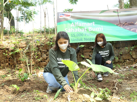 News Banner Sahabat Bumi, Alfamart Tanam 15.000 Pohon untuk Indonesia