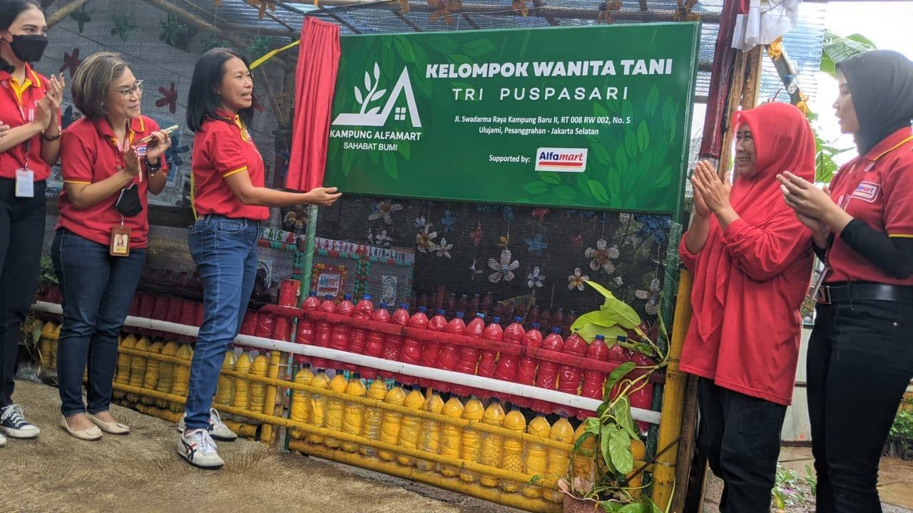 News Banner Hari Peduli Sampah Nasional Menandai Dimulainya Kampung Alfamart Sahabat Bumi