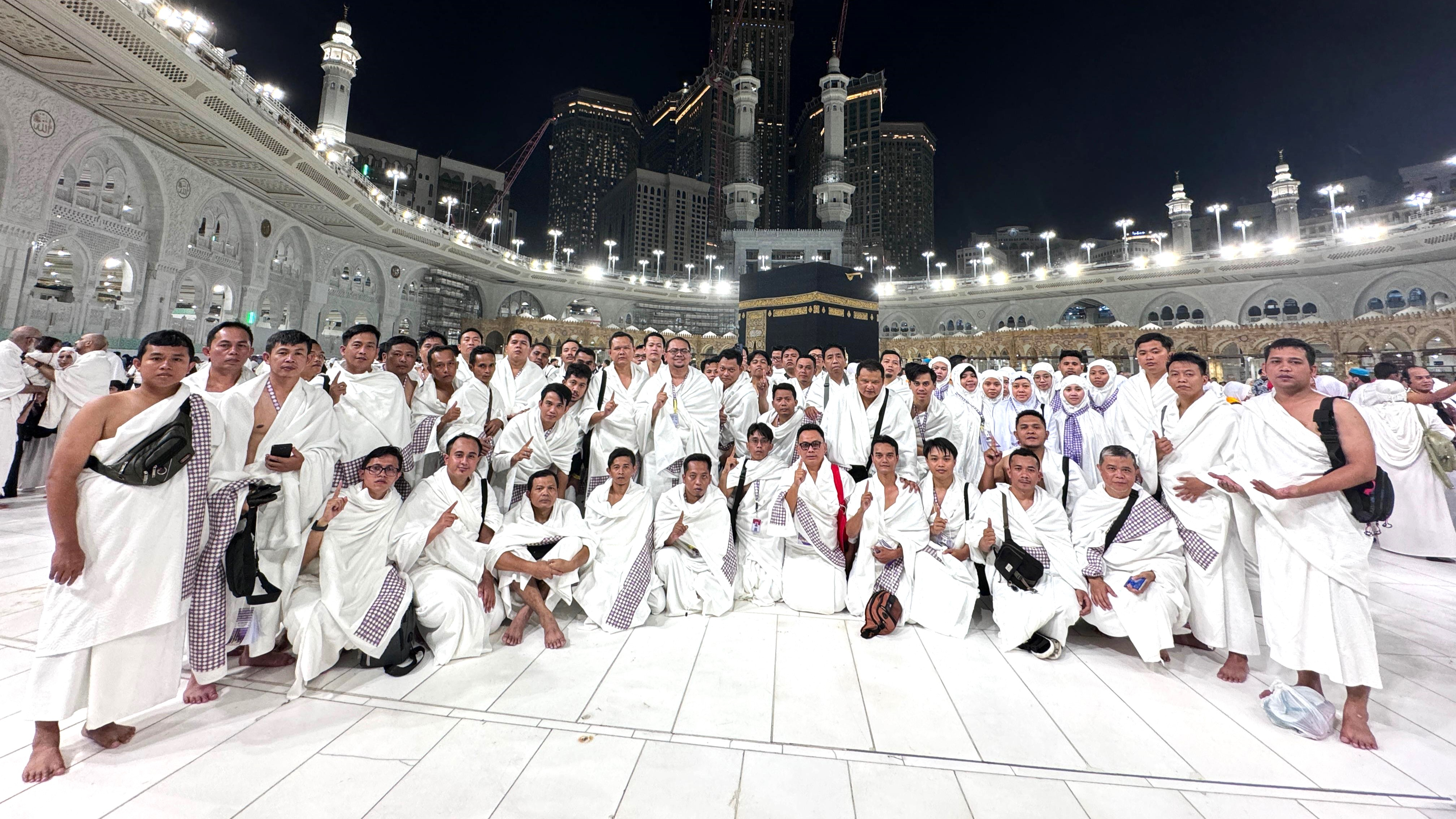 News Banner Alfamart Berangkatkan Ibadah Umrah Puluhan Karyawan Terbaik dan Berprestasi