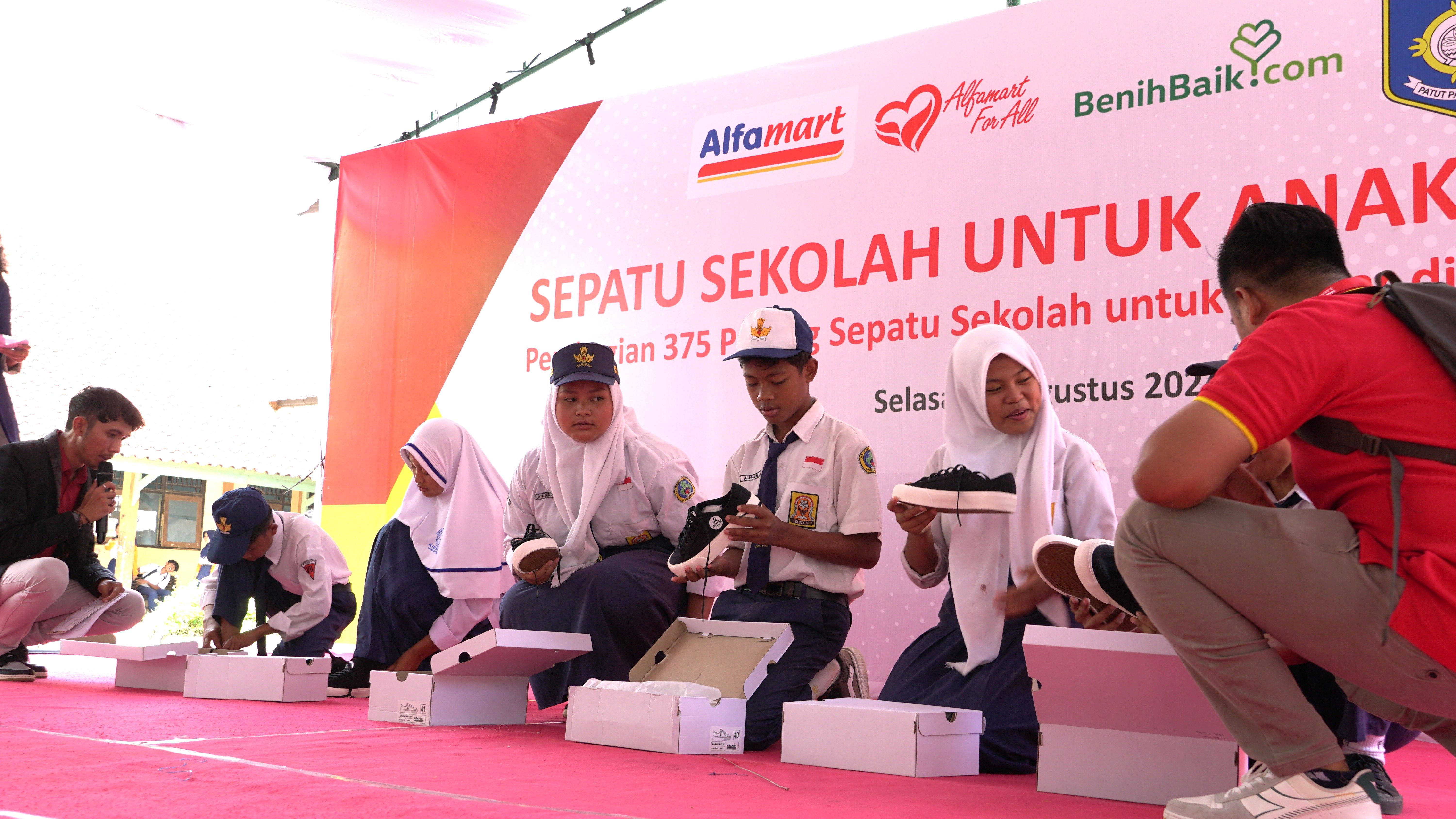 News Banner Sepatu untuk Anak Bangsa, Alfamart Berbagi Sepatu Sekolah untuk Ratusan Anak di Lombok dan Bima