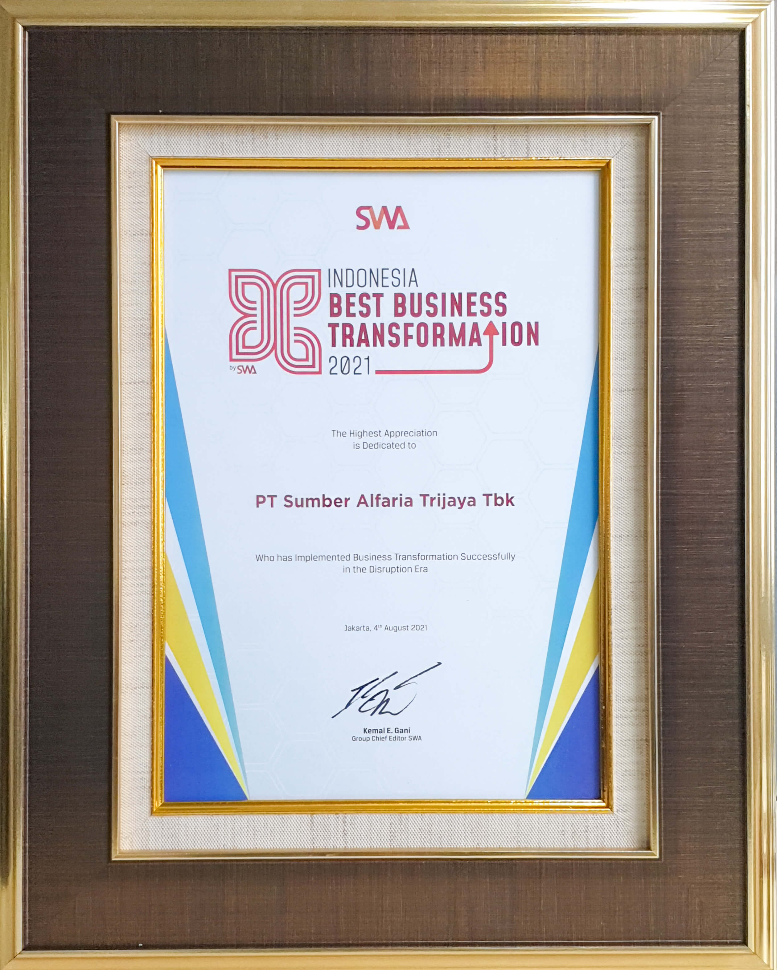 Image reward Indonesia Best Business Transformation 2021 dari SWA Magazine