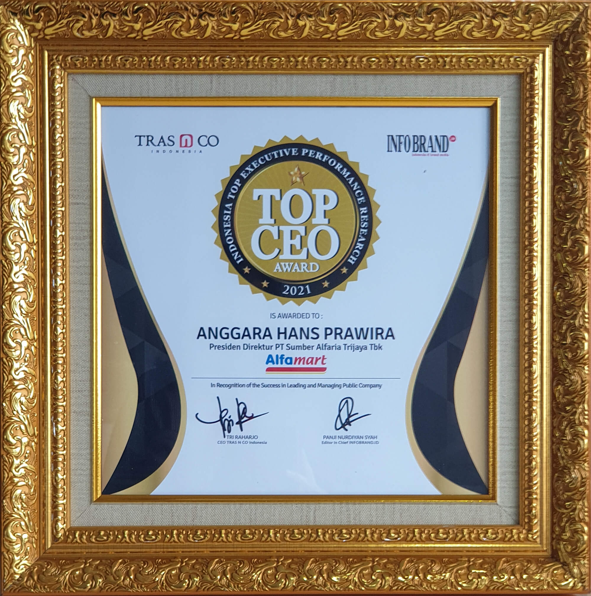Image reward Top CEO Award 2021 dari InfoBrand